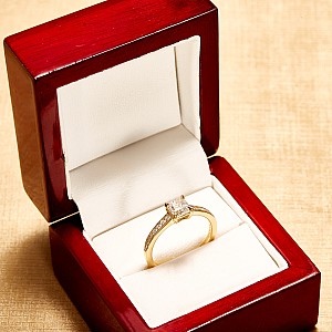 Inel de logodna Sidestone din Aur Galben 18k cu Diamant Cushion Certificat GIA i122866DchDi